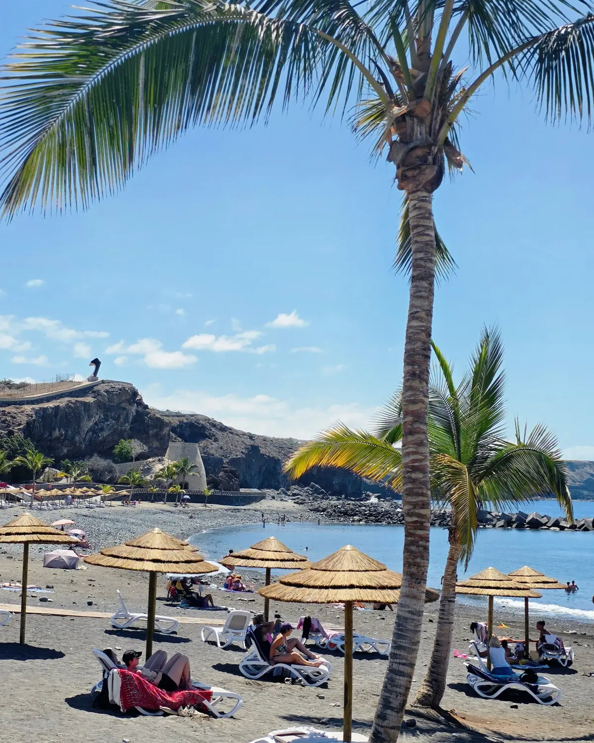Playa y hamacas
